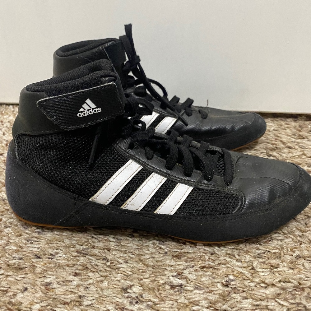 Adidas Size  6 Men’s HVC Wrestling Black Sneakers.